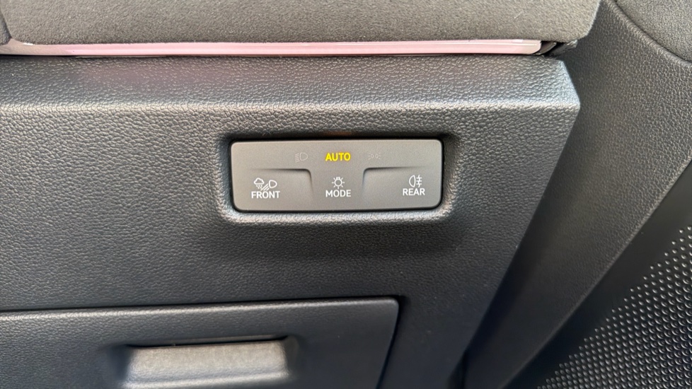Volkswagen Tayron 1.5 TSI eHybrid R-Line Edition 5dr DSG6 Estate - Image 33