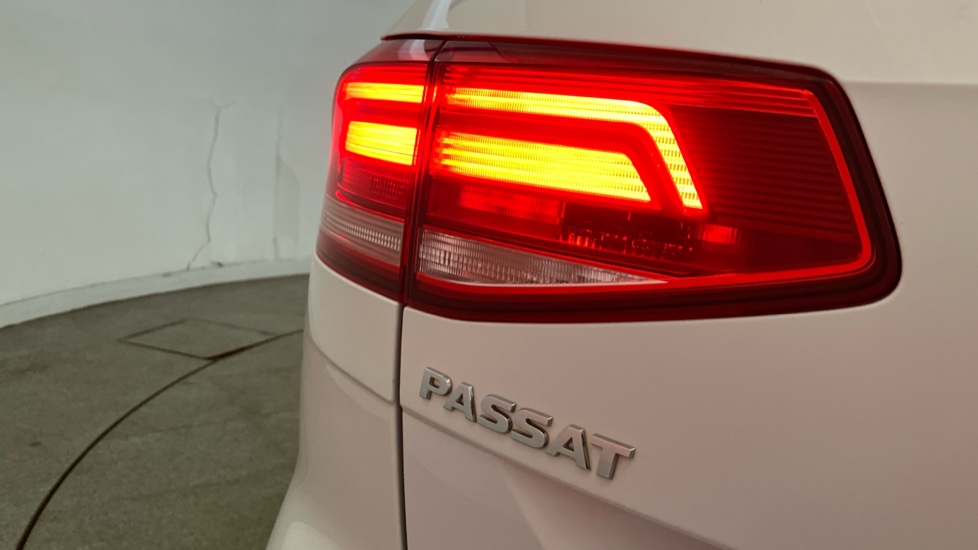 Volkswagen Passat 2.0 TDI SCR 190 R-Line 5dr Diesel Estate - Image 39