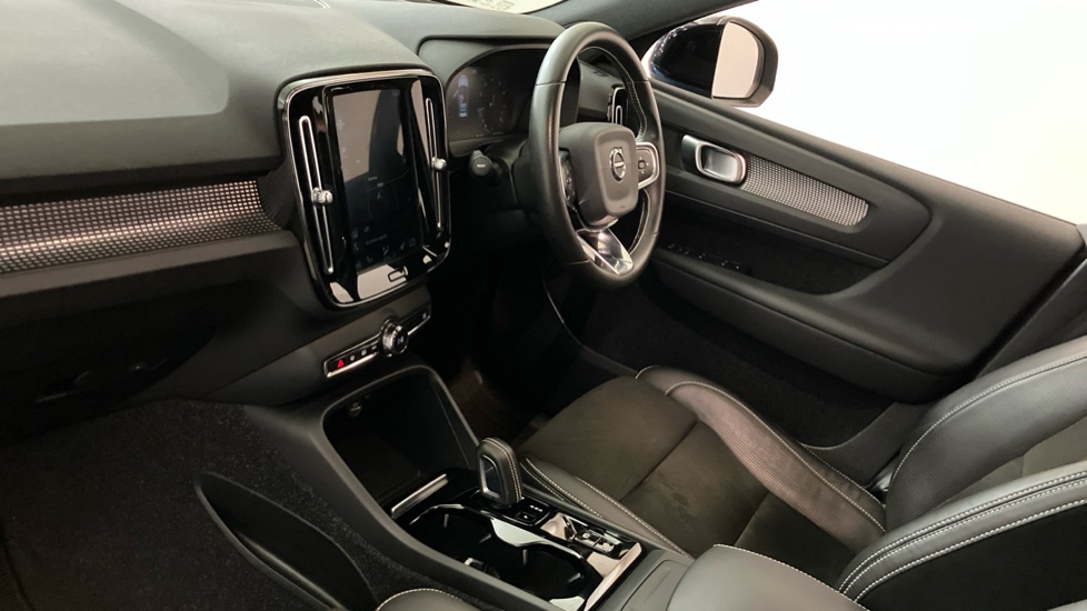 Volvo XC40 1.5 T3 [163] R DESIGN 5dr Geartronic Petrol Estate - Image 2