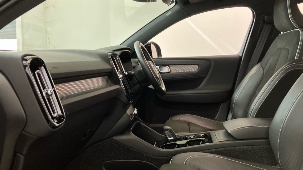Volvo XC40 1.5 T3 [163] R DESIGN 5dr Geartronic Petrol Estate - Image 22