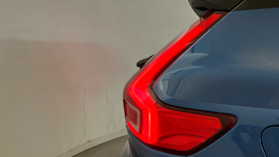 Volvo XC40 1.5 T3 [163] R DESIGN 5dr Geartronic Petrol Estate - Image 24