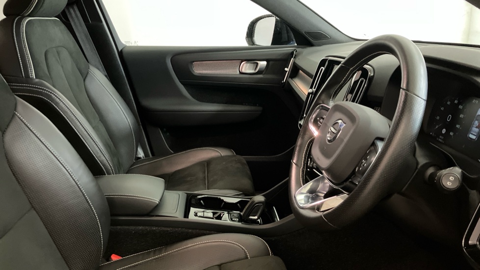 Volvo XC40 1.5 T3 [163] R DESIGN 5dr Geartronic Petrol Estate - Image 25