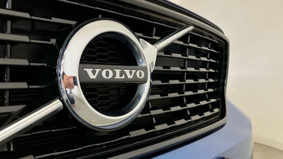 Volvo XC40 1.5 T3 [163] R DESIGN 5dr Geartronic Petrol Estate - Image 27