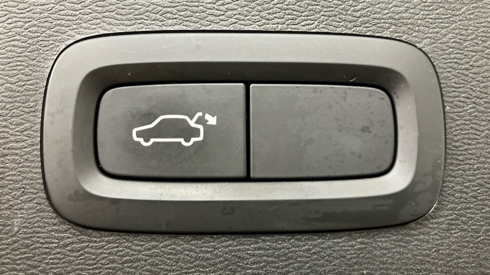 Volvo XC40 1.5 T3 [163] R DESIGN 5dr Geartronic Petrol Estate - Image 33