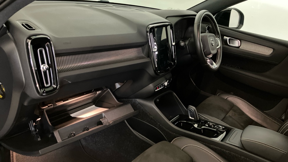 Volvo XC40 1.5 T3 [163] R DESIGN 5dr Geartronic Petrol Estate - Image 40