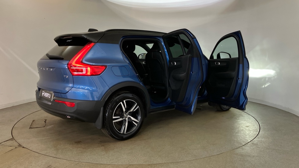 Volvo XC40 1.5 T3 [163] R DESIGN 5dr Geartronic Petrol Estate - Image 42