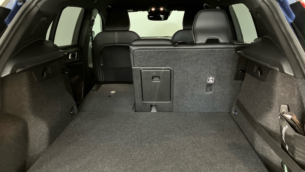 Volvo XC40 1.5 T3 [163] R DESIGN 5dr Geartronic Petrol Estate - Image 45