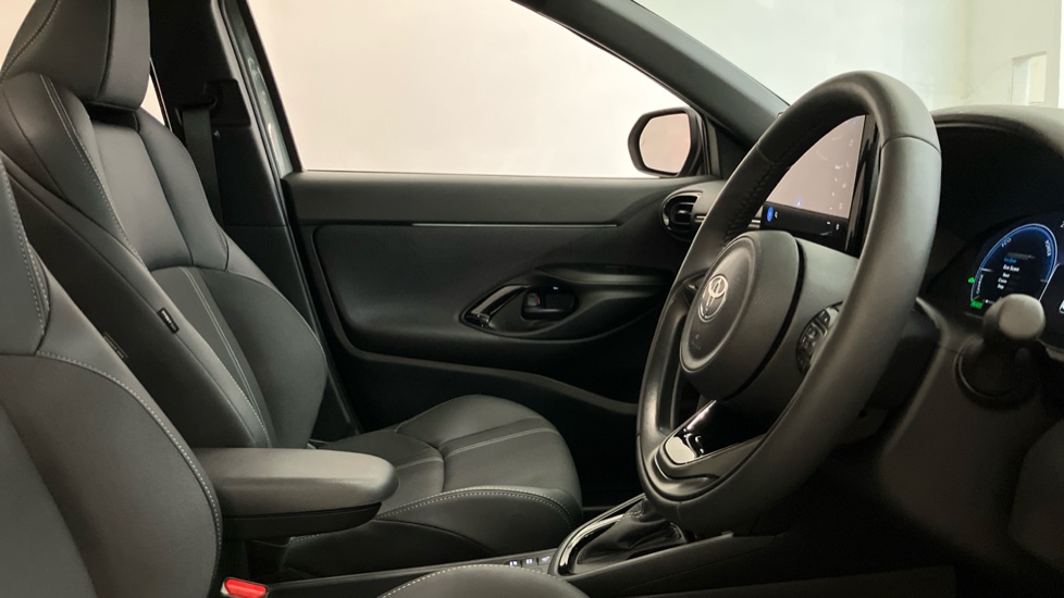 Toyota Yaris Cross 1.5 Hybrid 130 Premiere Edition 5dr CVT Hybrid Estate - Image 15