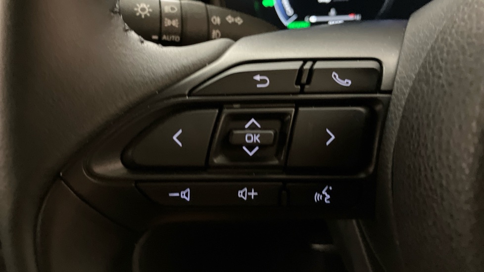 Toyota Yaris Cross 1.5 Hybrid 130 Premiere Edition 5dr CVT Hybrid Estate - Image 17