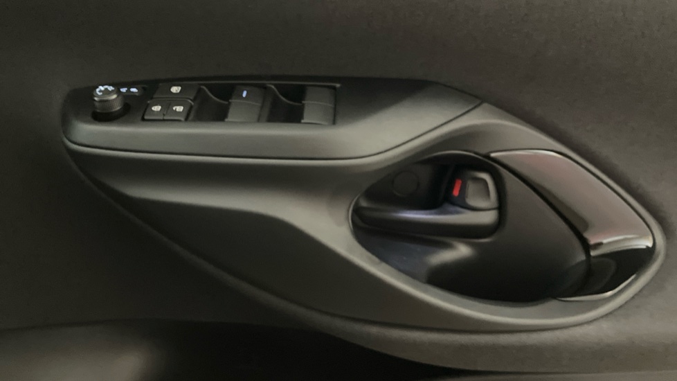 Toyota Yaris Cross 1.5 Hybrid 130 Premiere Edition 5dr CVT Hybrid Estate - Image 19