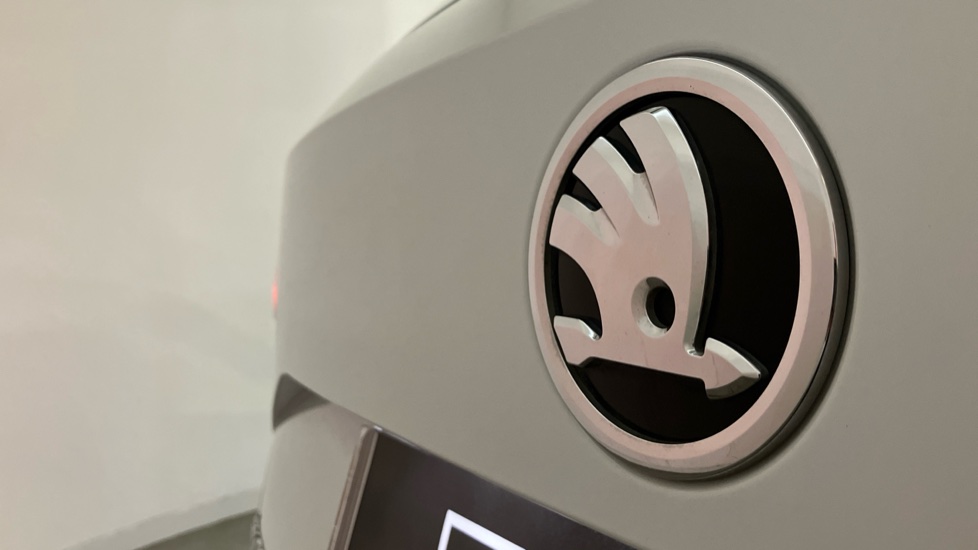 Skoda Karoq 1.6 TDI SE 5dr Diesel Estate - Image 25