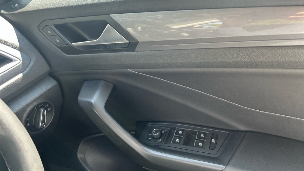 Volkswagen T-Roc 1.5 TSI Style 5dr Petrol Hatchback - Image 19