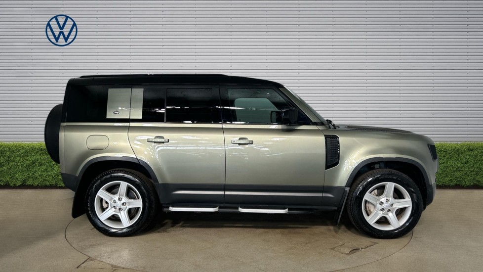 Land Rover Defender 3.0 D300 SE 110 5dr Auto Diesel Estate - Image 4