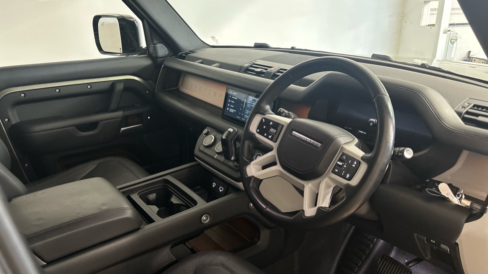 Land Rover Defender 3.0 D300 SE 110 5dr Auto Diesel Estate - Image 6