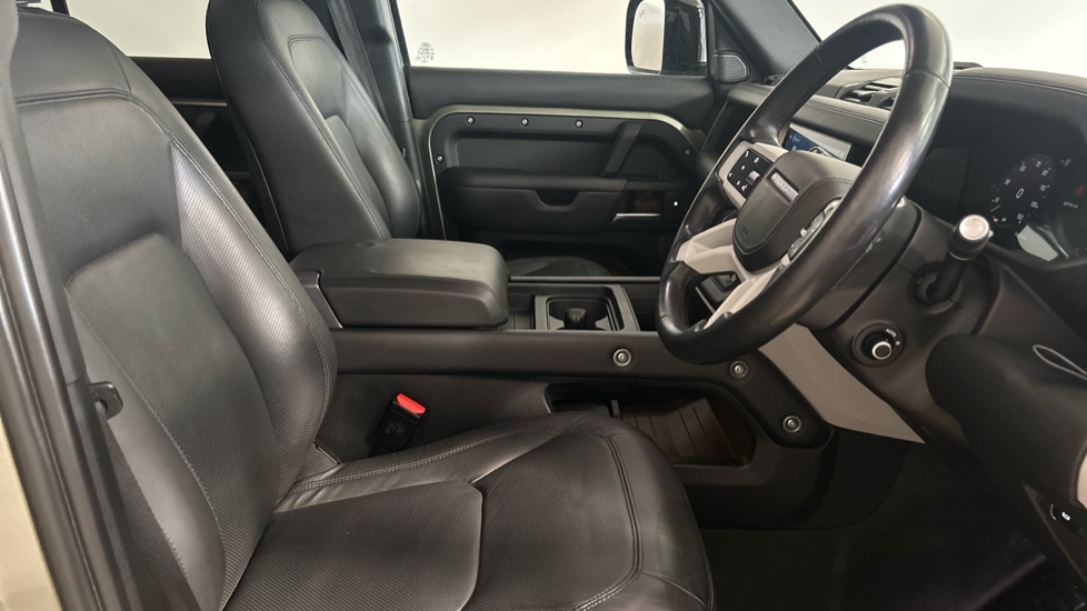 Land Rover Defender 3.0 D300 SE 110 5dr Auto Diesel Estate - Image 15