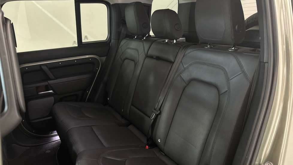 Land Rover Defender 3.0 D300 SE 110 5dr Auto Diesel Estate - Image 16