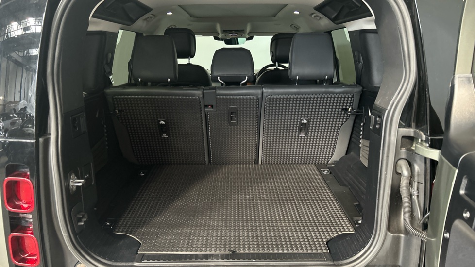 Land Rover Defender 3.0 D300 SE 110 5dr Auto Diesel Estate - Image 20