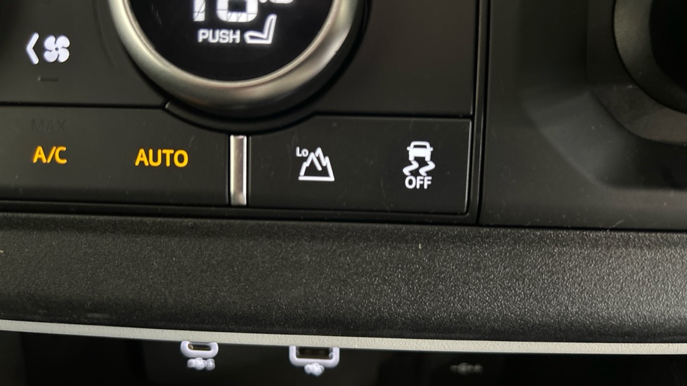 Land Rover Defender 3.0 D300 SE 110 5dr Auto Diesel Estate - Image 34