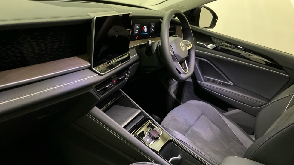 Volkswagen Tayron 1.5 TSI eHybrid Elegance 5dr DSG6 Estate - Image 2