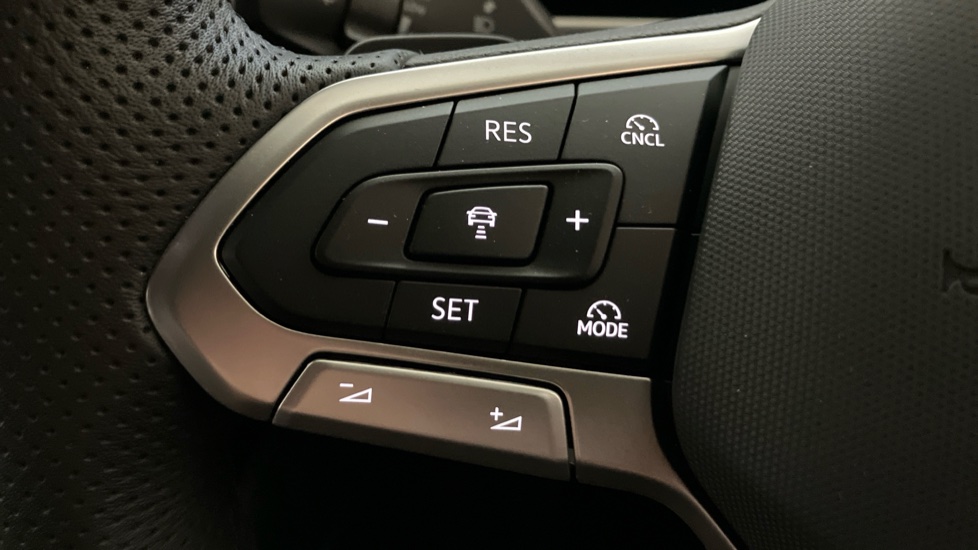 Volkswagen Passat 1.5 TSI eHybrid 272 R-Line 5dr DSG Estate - Image 17
