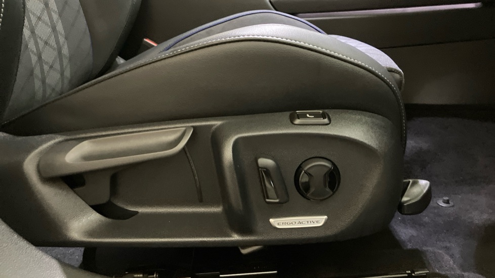 Volkswagen Passat 1.5 TSI eHybrid 272 R-Line 5dr DSG Estate - Image 23