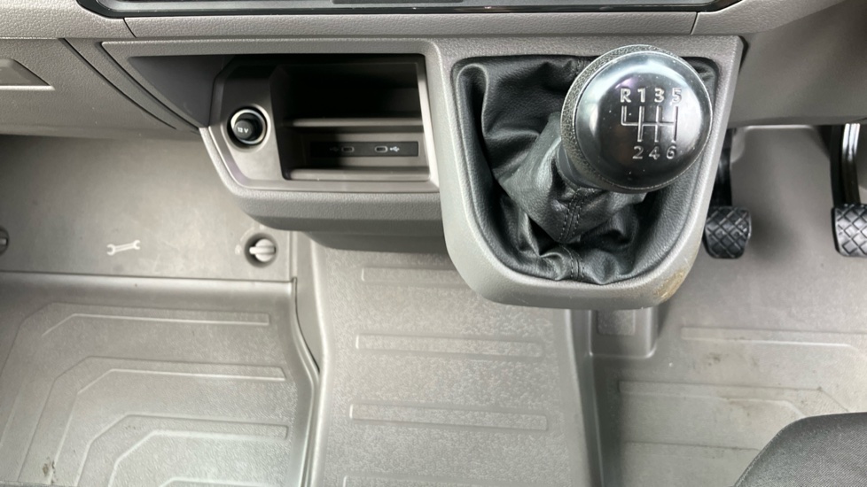 Volkswagen Crafter Cr35 Mwb Diesel Fwd 2.0 TDI 140PS Commerce Plus High Roof Van - Image 14