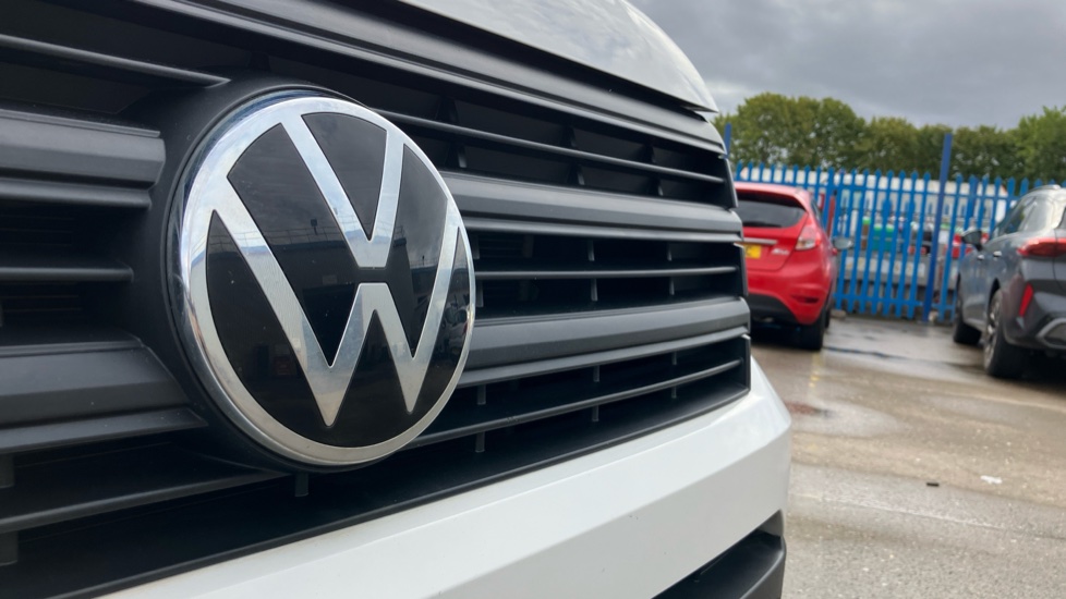 Volkswagen Crafter Cr35 Mwb Diesel Fwd 2.0 TDI 140PS Commerce Plus High Roof Van - Image 33