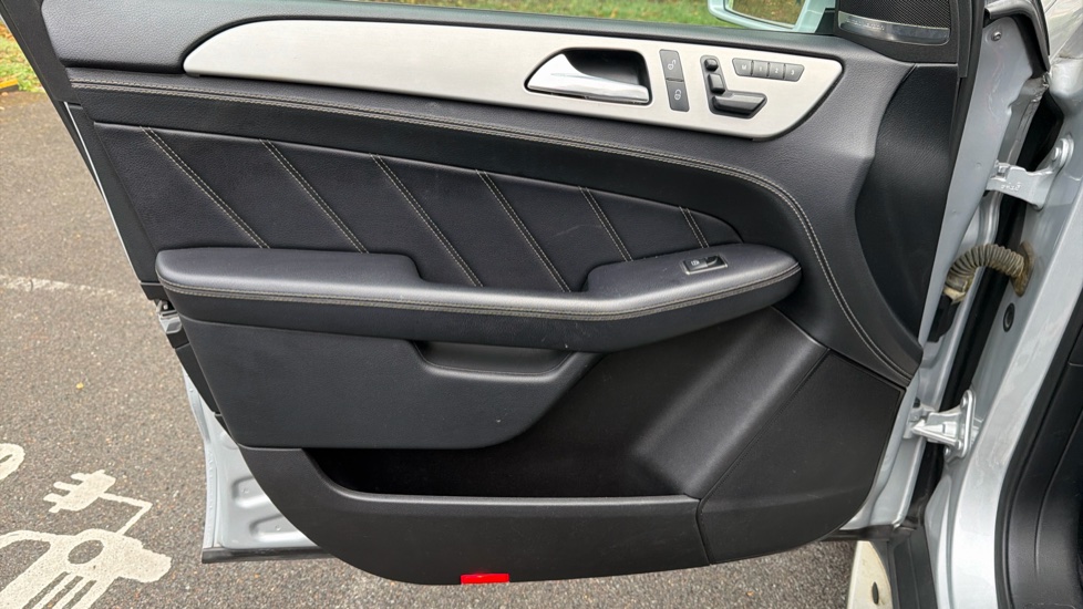 Mercedes-AMG M-Class ML63 AMG 5dr Auto Petrol Station Wagon - Image 28