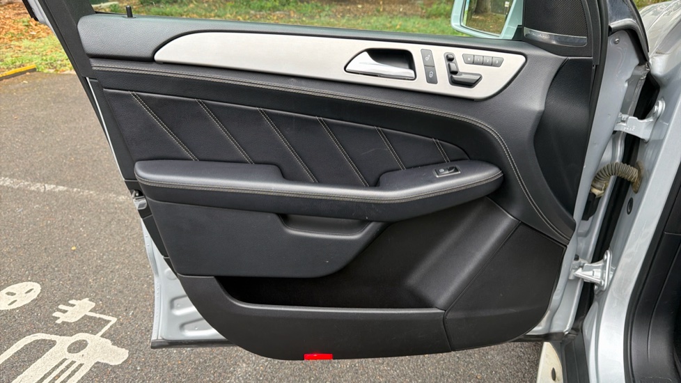 Mercedes-AMG M-Class ML63 AMG 5dr Auto Petrol Station Wagon - Image 29