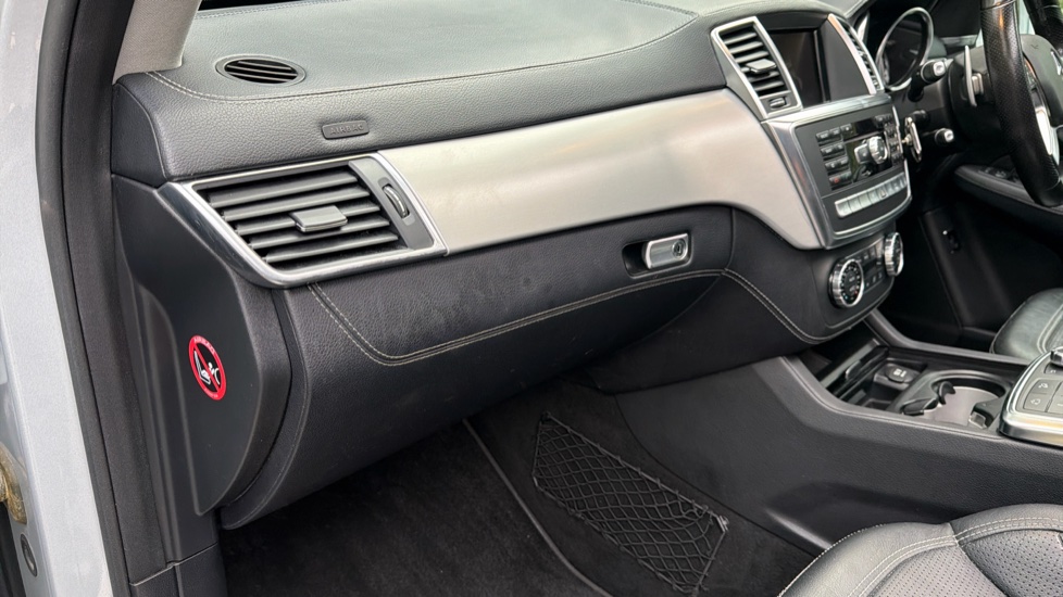 Mercedes-AMG M-Class ML63 AMG 5dr Auto Petrol Station Wagon - Image 31