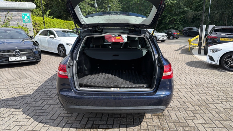 Mercedes-Benz C-Class C250d SE 5dr 9G-Tronic Diesel Estate - Image 4