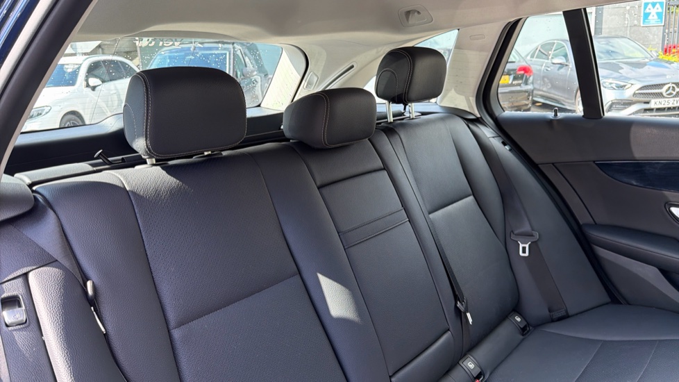 Mercedes-Benz C-Class C250d SE 5dr 9G-Tronic Diesel Estate - Image 16