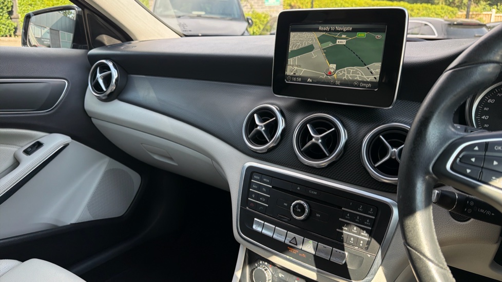 Mercedes-Benz GLA 200d SE Executive 5dr Auto Diesel Hatchback - Image 14