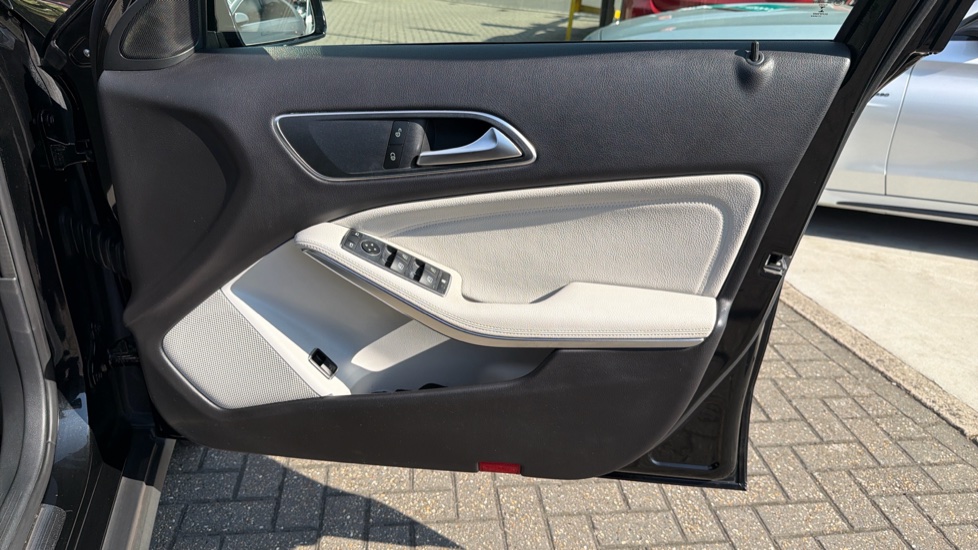 Mercedes-Benz GLA 200d SE Executive 5dr Auto Diesel Hatchback - Image 35