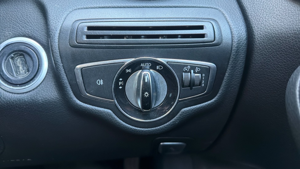 Mercedes-Benz C-Class C200 SE 5dr Auto Petrol Estate - Image 40