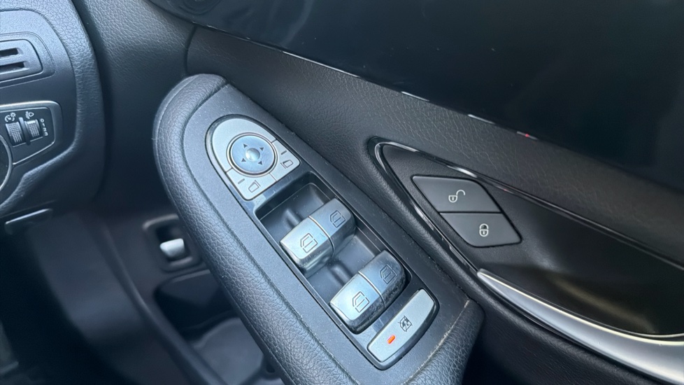 Mercedes-Benz C-Class C200 SE 5dr Auto Petrol Estate - Image 41