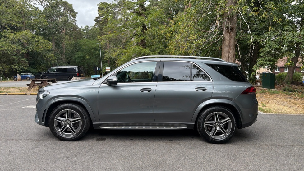 Mercedes-Benz GLE 300d 4Matic AMG Line Premium 5dr 9G-Tronic Diesel Estate - Image 30