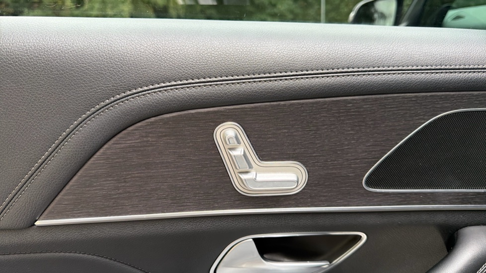 Mercedes-Benz GLE 300d 4Matic AMG Line Premium 5dr 9G-Tronic Diesel Estate - Image 38