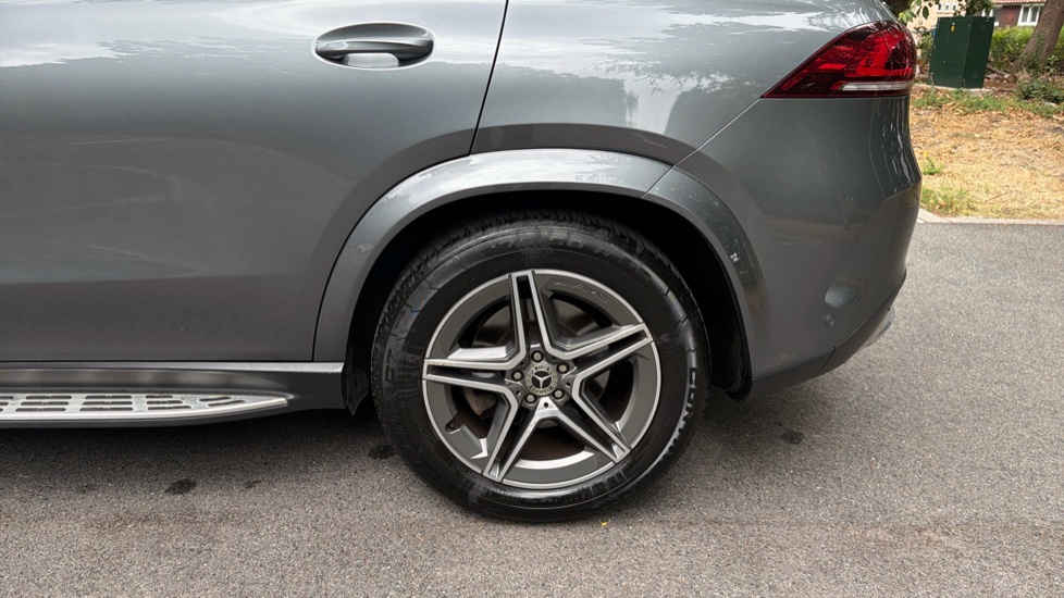 Mercedes-Benz GLE 300d 4Matic AMG Line Premium 5dr 9G-Tronic Diesel Estate - Image 39