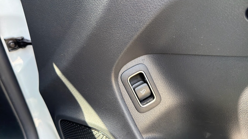 Mercedes-Benz CLA 180 AMG Line Premium Plus 4dr Tip Auto Petrol Saloon - Image 37