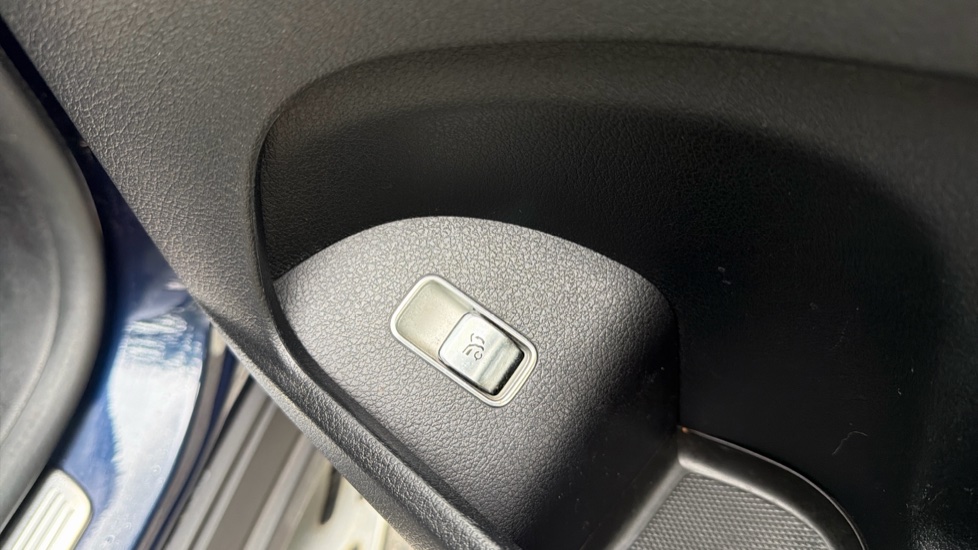 Mercedes-Benz GLE 300d 4Matic AMG Line 5dr 9G-Tronic Diesel Estate - Image 42