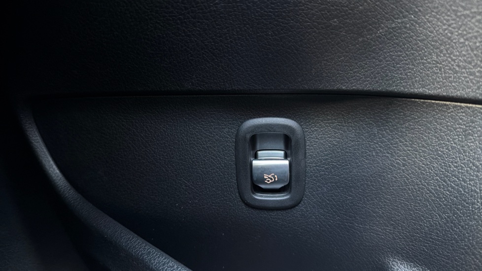 Mercedes-Benz C-Class C200 AMG Line Premium Plus 4dr 9G-Tronic Petrol Saloon - Image 42