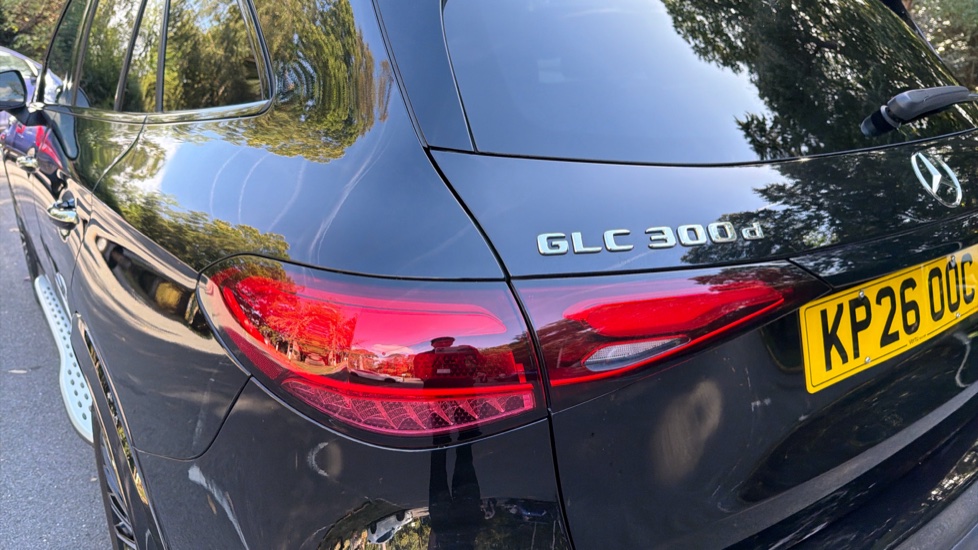 Mercedes-Benz GLC 300d 4Matic AMG Line Premium + 5dr 9G-Tronic Diesel Estate - Image 33