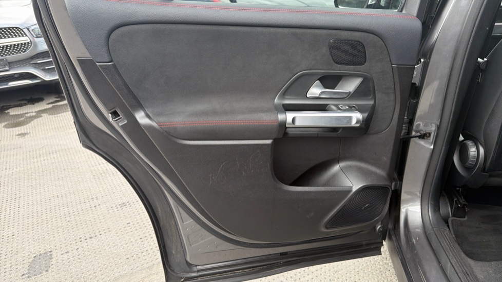 Mercedes-Benz GLB 220d 4Matic AMG Line Prem 5dr 8G-Tron [5 seat] Diesel Estate - Image 33