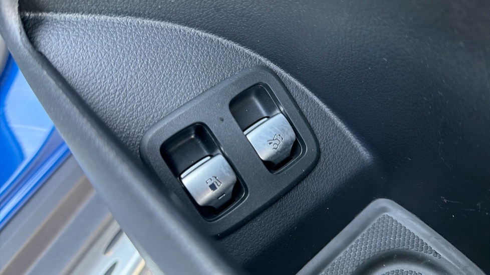 Mercedes-Benz GLC 300e 4Matic AMG Line 5dr 9G-Tronic Estate - Image 39