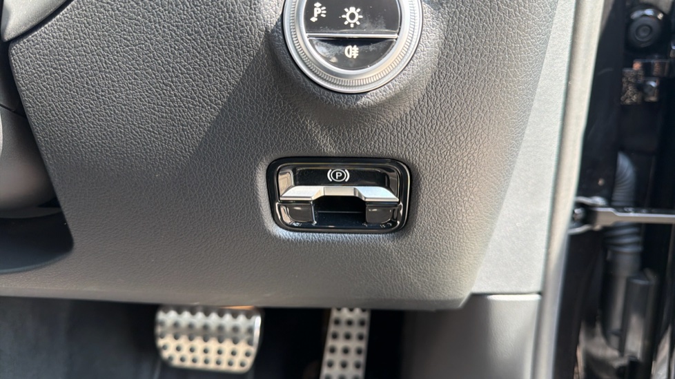 Mercedes-Benz C-Class C300e Urban Edition 4dr 9G-Tronic Saloon - Image 35