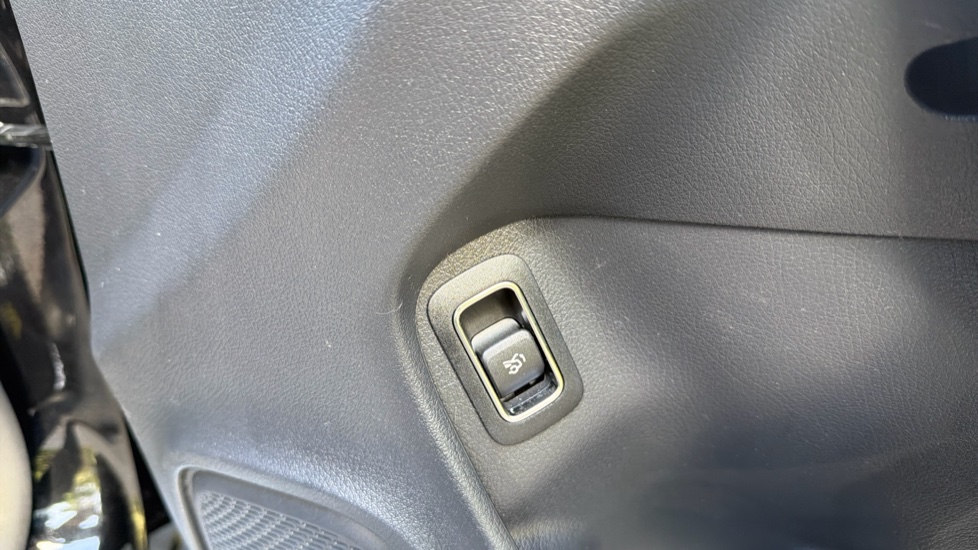 Mercedes-Benz CLA 200 AMG Line Executive 4dr Tip Auto Petrol Saloon - Image 38