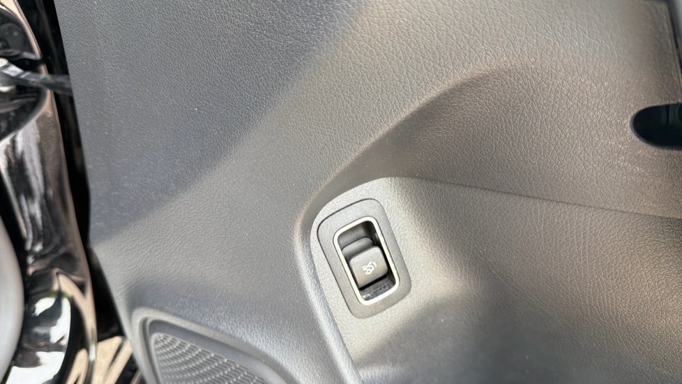 Mercedes-Benz CLA 180 AMG Line Executive 4dr Tip Auto Petrol Saloon - Image 36