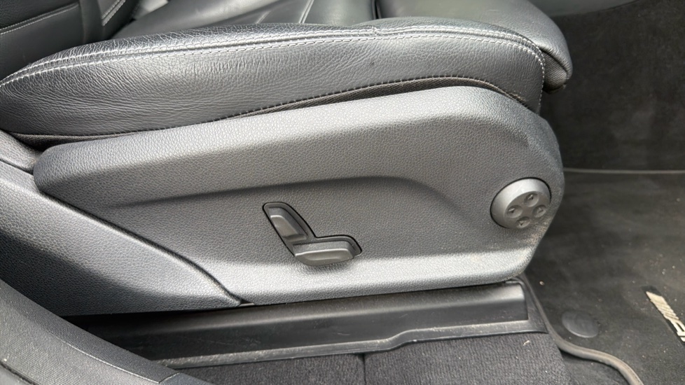 Mercedes-Benz GLC 300d 4Matic AMG Line Premium 5dr 9G-Tronic Diesel Estate - Image 36