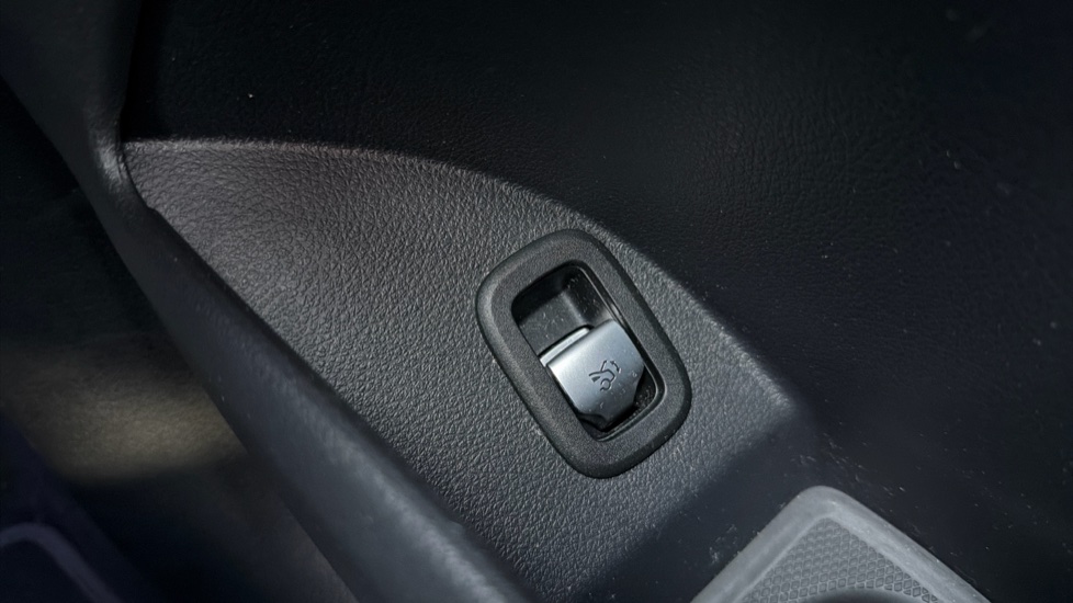 Mercedes-Benz GLC 300 4Matic AMG Line Premium 5dr 9G-Tronic Petrol Estate - Image 38